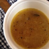レンズ豆とたまねぎのココナッツカレースープ。